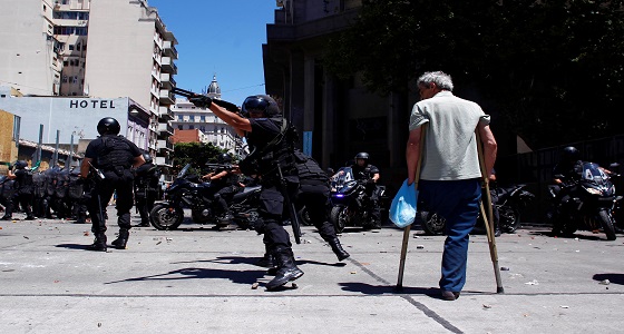 للاحتجاج على قانون المعاشات.. اشتباكات بمحيط برلمان الأرجنتين