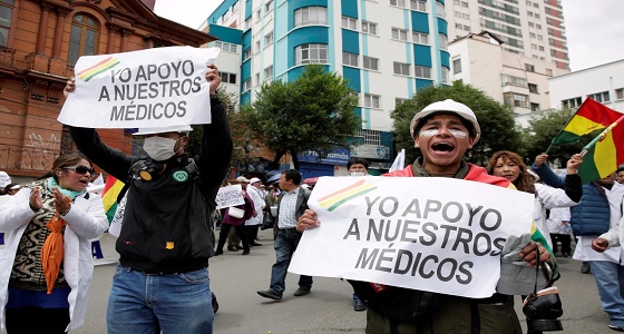 بالصور.. اشتباكات عنيفة بين شرطة بوليفيا ومحتجين على سياسات الرعاية الصحية