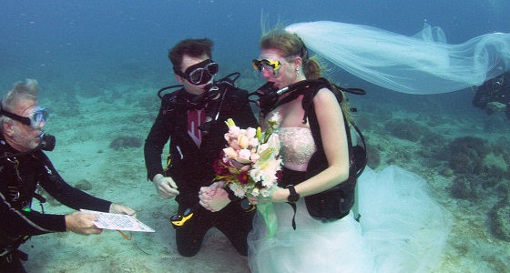 بالصور.. زوجان يتبادلان عهود الزواج بين الشعب المرجانية
