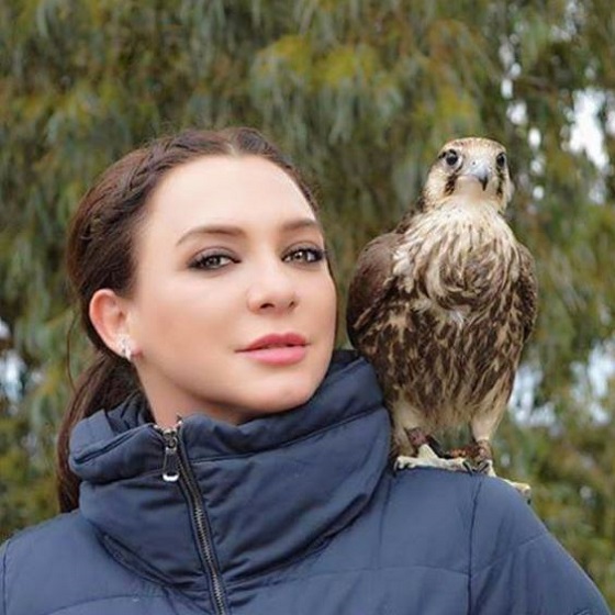 سلاف فواخرجي تحمل صقرًا على كتفيها