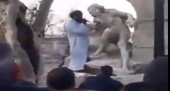 بالفيديو.. متطرف يحطم تمثالا أثريا في الجزائر