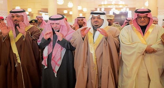 أمير الرياض وسمو نائبه يؤدون صلاة الميت على الأميرة نورة بنت سعود بن هذلول