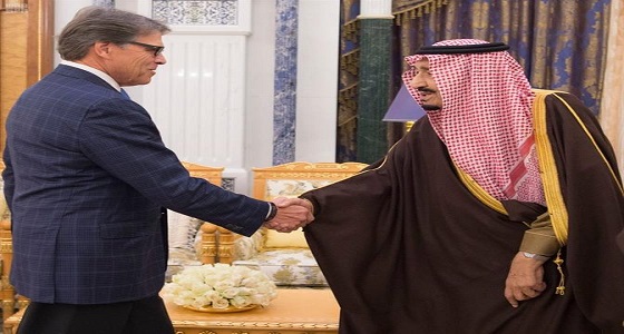 ​بالصور.. الصقور والزي السعودي تزينان صور وزير الطاقة الأمريكي