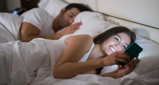 زوج يكتشف خيانة زوجته بالصوت والصورة