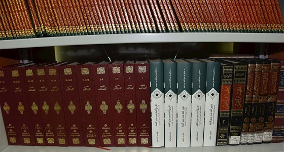 ” السديس ” يهدي مجموعة كتب قيمة لمكتبة المسجد الحرام