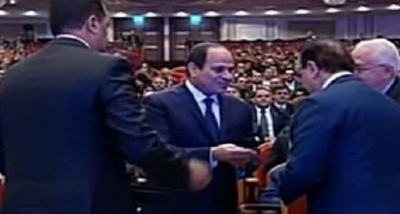 عبد الفتاح السيسي يتسلم أول هاتف محمول مصري الصنع