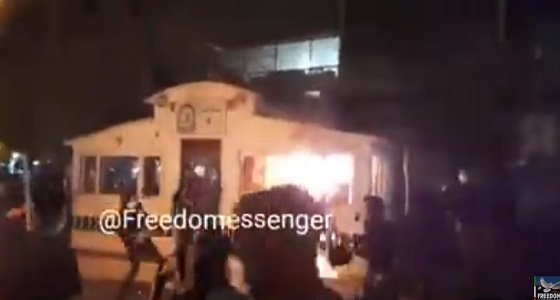  بالفيديو.. إحراق مركز للشرطة في آراك الإيرانية