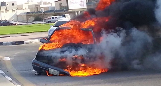 نشوب حريق في مركبة بجدة