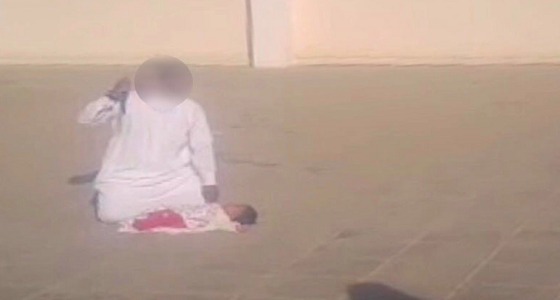 بالفيديو.. مواطن يحاول ذبح طفله الرضيع في فناء مدرسة بضباء