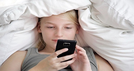 دراسة حديثة : استخدام الهواتف الذكية قبل النوم تُزيد الوزن