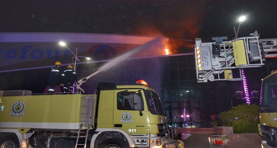 حريق بمجمع تجاري يؤدي إلى انقطاع الكهرباء بجدة