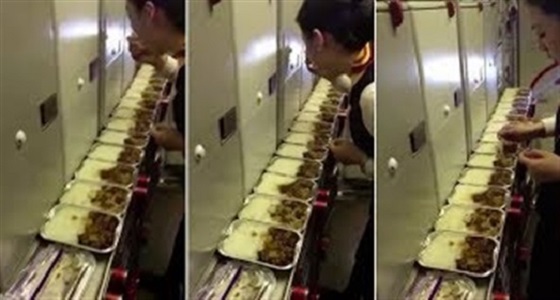 بالفيديو.. مضيفة طيران تأكل بقايا طعام الركاب على متن طائرة
