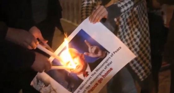 محتجون فلسطينيون يحرقون صور نائب الرئيس الأمريكي في بيت لحم