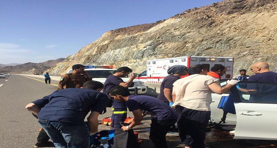 بالصور.. الهلال الأحمر بالمدينة يثبتون جدارتهم عند التعامل مع حادث مروري