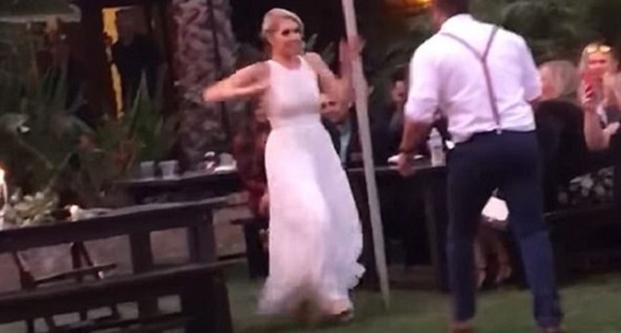 بالفيديو.. سقوط مروع لفتاة خلال رقصها في حفل زفاف صديقتها