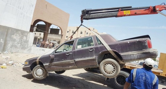 ” العمليات الأمنية ” تؤمن شاحنة لنقل سيارة مُعطلة على طريق مكة