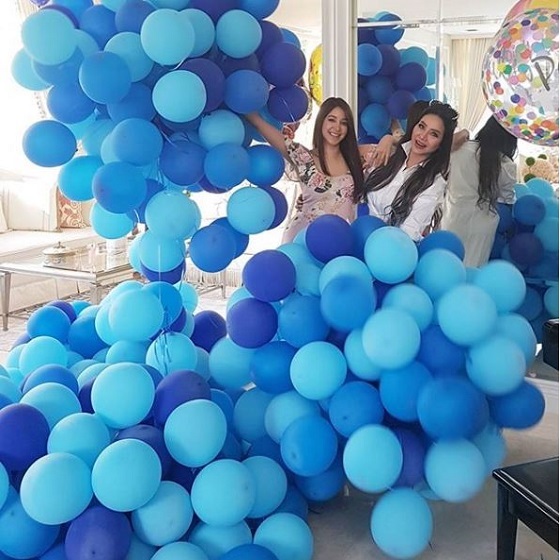 لجين عمران وشقيقتها أسيل يلعبان بـ ” البلالين “