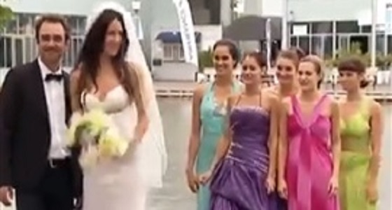 بالفيديو.. رد فعل صادم للمارة لحظة سقوط وصيفات عروس في المياه