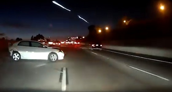 فيديو.. تصادم عدة سيارات إثر صاروخ يحلق بالسماء في كاليفورنيا
