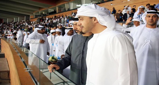 صور.. وزير الخارجية الإماراتي يتابع مباراة ريال مدريد والجزيرة وسط الجماهير