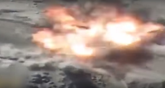 بالفيديو.. لحظة استهداف مقاتلات التحالف لعناصر حوثية إرهابية بالقرب من الحدود