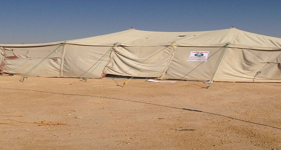 بالصور.. &#8221; بلدية الروضة &#8221; تنذر المخيمات المخالفة بملصقات تحذيرية
