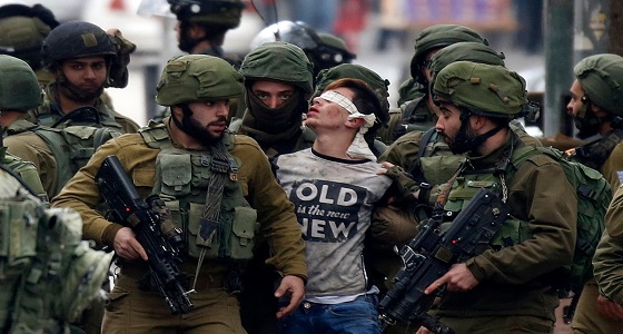 صورة 2017.. اعتقال وحشي لطفل فلسطيني وسط 23 إسرائيليا
