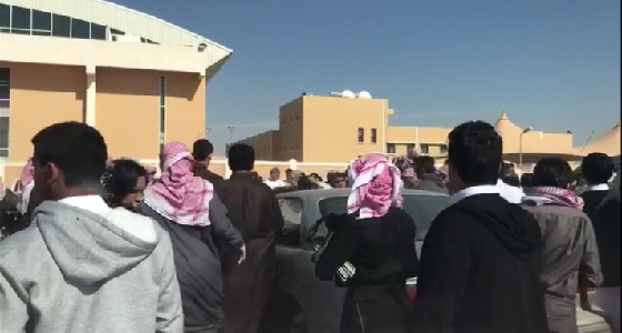 بالفيديو.. اشتباكات طلابية أمام ثانوية الملك عبدالله في شقراء