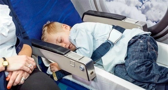 نصائح هامة لتجنب ألم الأذن عند الأطفال أثناء السفر