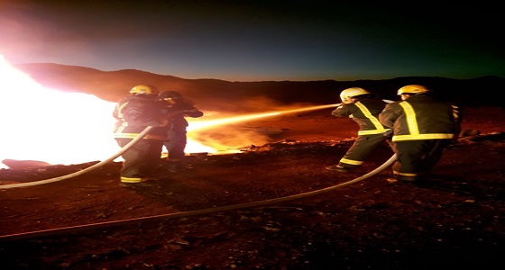 بالصور.. إخماد حريق هائل بناقلة في وادي بن هشبل
