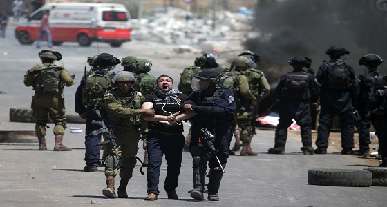 قوات الاحتلال تُطلق الرصاص الحي على المتظاهرين بـ &#8221; الخليل &#8220;