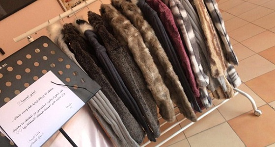 بالصورة.. قائدة مدرسة توزع معاطف شتوية على الطالبات