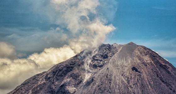 تراجع نشاط بركان جبل أجونج في جزيرة بالي الإندونيسية