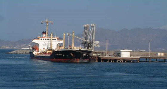 سفينة محملة بالوقود تصل ميناء الحديدة اليمني