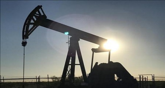 أسعار النفط تغلق بلا تغير يذكر وسط توقعات بزيادة في المخزونات الأمريكية