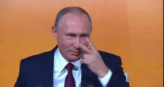 بالصور.. بوتين يتعرض لموقف محرج خلال مؤتمرًا صحفيًا