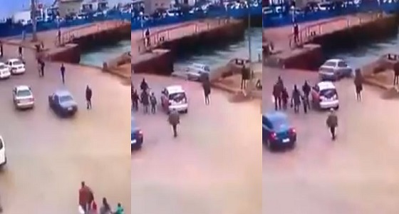 بالفيديو .. لحظة سقوط سيارة بقناة السويس