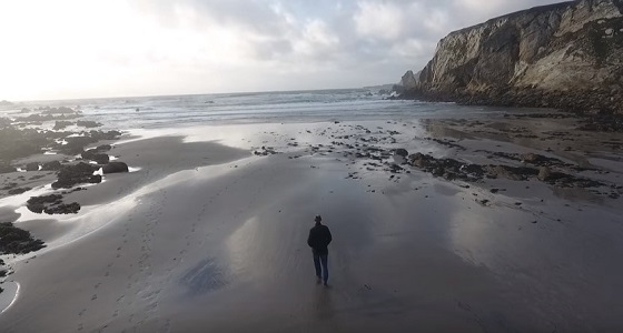 بالفيديو.. ظهور شاطئ فى أيرلندا بعد اختفاءه بفعل عاصفة