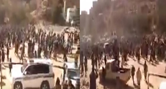 بالفيديو.. تشييع جثمان ” عارف الزوكا ” وسط حشد من اليمنيين