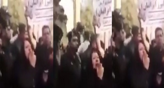 بالفيديو.. إيرانية لـ ” خامنئي ” : لماذا تصرف أموالنا على تدمير العراق