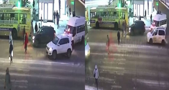 بالفيديو.. رد فعل صادم لسيدة صدمتها سيارة