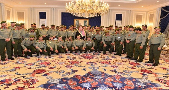بالصور.. أمير الرياض يستقبل مسؤولي الجوازات
