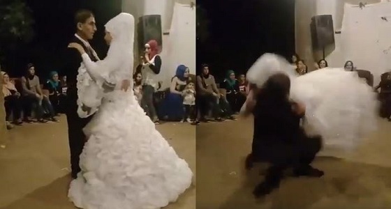 بالفيديو.. حماس عريس يضع عروسته في موقف محرج أمام المعازيم