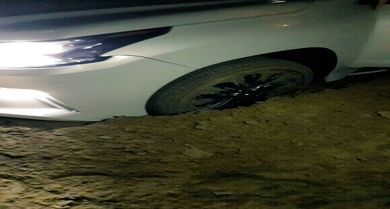 بالصور.. إنقاذ سيارة علقت بصبخة طين بالمنطقة الشرقية