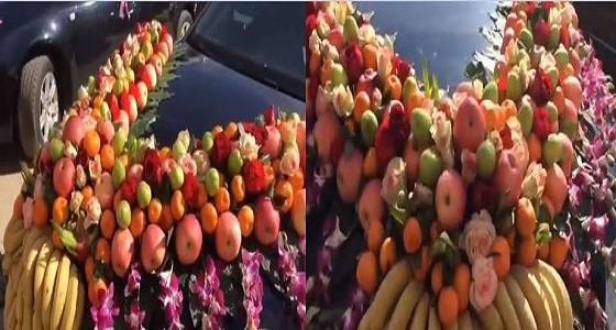 بالفيديو.. سيارة زفاف مزينة بالفاكهة تثير ضجة بمواقع التواصل