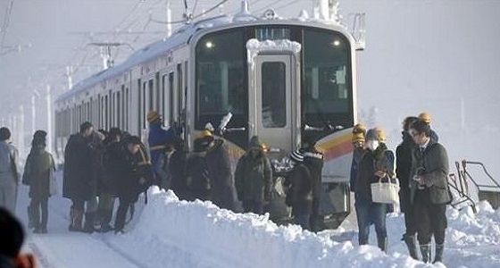 تقطع السبل بـ430 شخصًا على متن قطار بسبب عاصفة ثلجية في اليابان