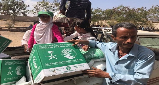 مركز الملك سلمان للإغاثة يستكمل توزيع 8000 سلة غذائية في مديرية المعافر بتعز