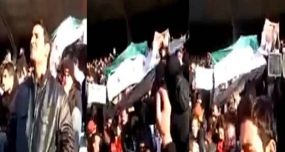 بالفيديو.. متظاهرو إيران يشعلون النيران في صور بشار الأسد