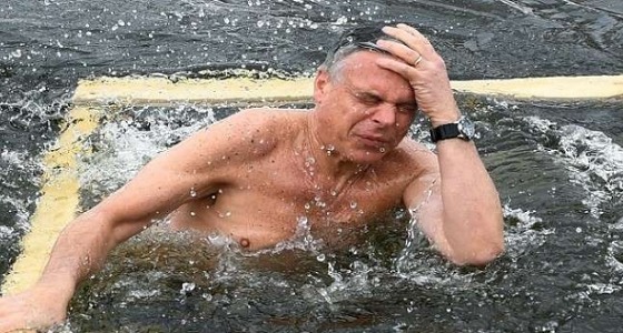 السفير الأمريكي بروسيا يغطس في مياه موسكو المتجمدة