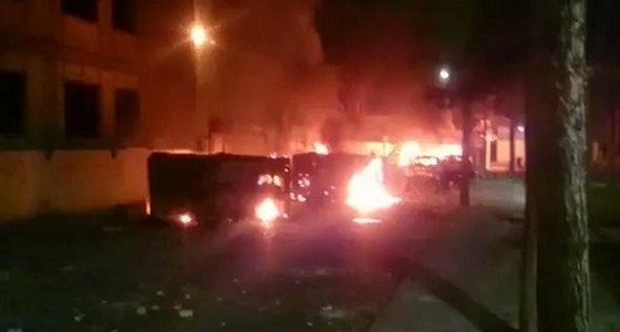 بالصور .. إيرانيون يحرقون سيارات الحرس الثوري في أصفهان